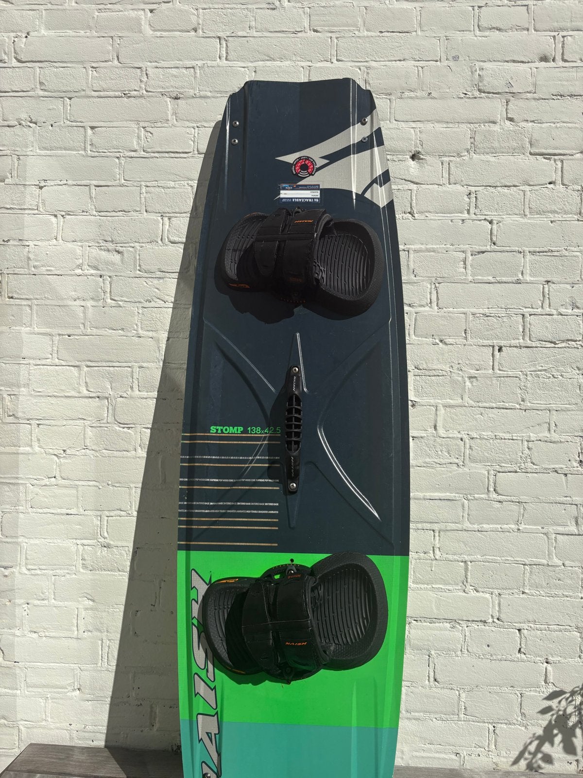 Naish Stomp 138x42.5 Twintip Kiteboard met Apex Bindingen, Watersport en Boten, Twintip, Ophalen, Gebruikt, Kiteboard
