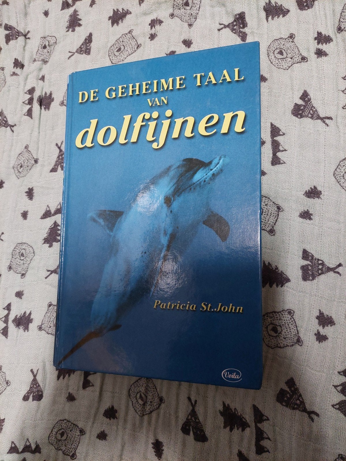 De Geheime Taal van Dolfijnen - Patricia St. John, Boeken, Ophalen of Verzenden, Gelezen, Natuur algemeen, Patricia St. John