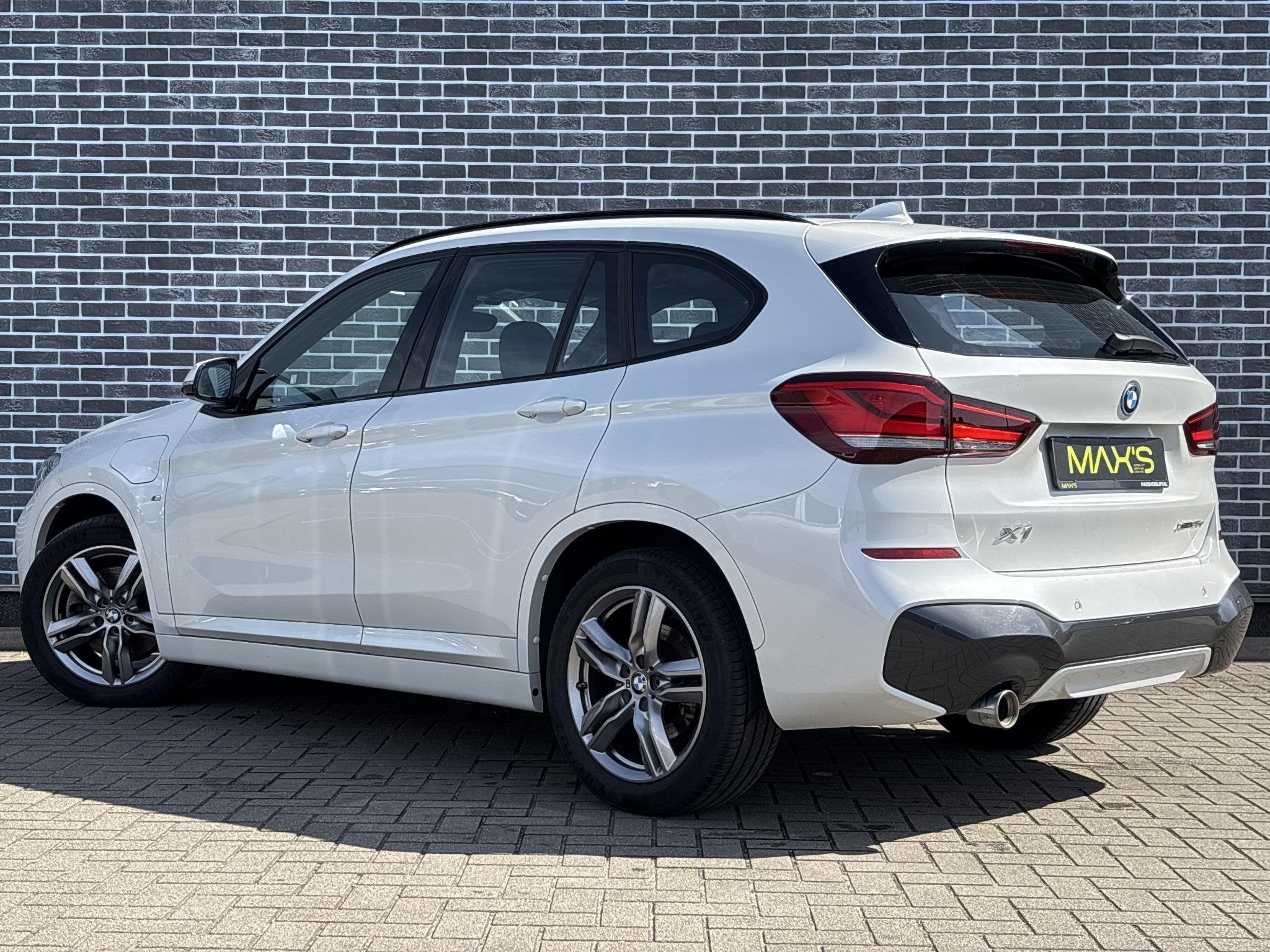 BMW X1 xDrive25e Executive | M-Sport | Parkeersensoren | Ele, Auto's, Gebruikt, Euro 6, Leder en Stof, Wit