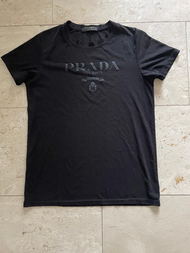 Port Coll: zwart t-shirt met PRADA opdruk maat S, Port Collection, Verzenden, Zwart, Zo goed als nieuw