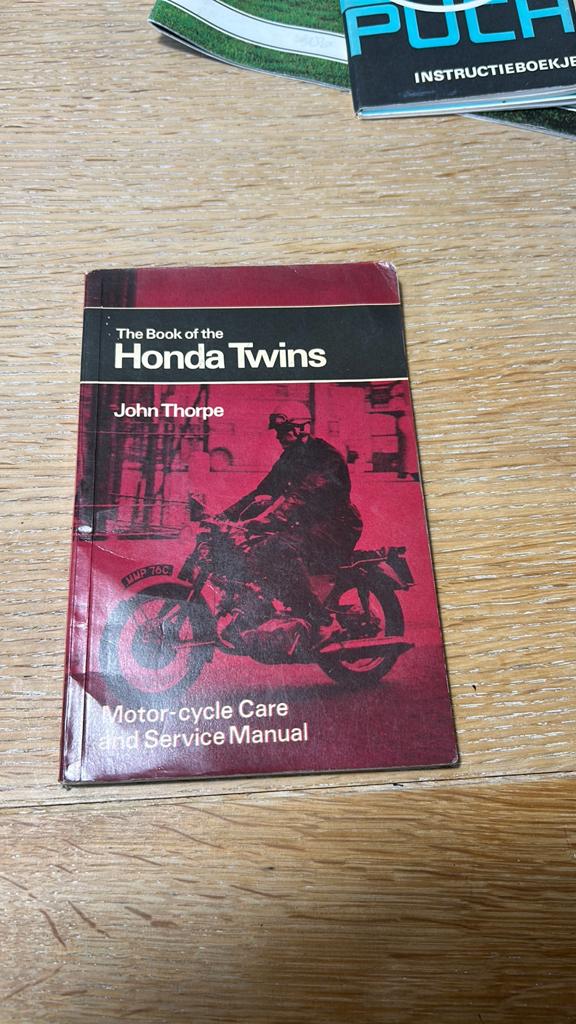 Zeldzaam: The Book of the Honda Twins - Engelse uitgave, Ophalen of Verzenden, Gelezen, Merk of Model