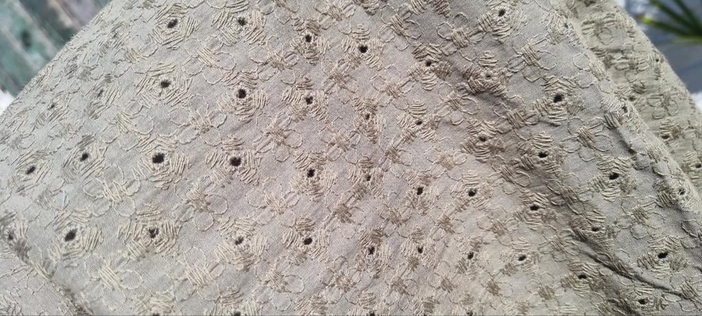 Leger groene broderie lap, 120 cm of meer, Ophalen of Verzenden, Zo goed als nieuw, 30 tot 200 cm