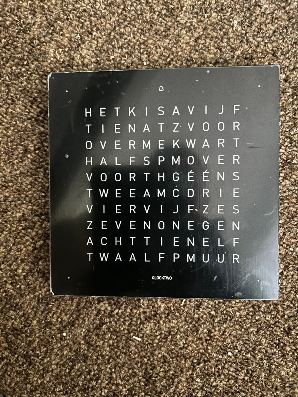 Qlocktwo Classic Wandklok - Splinternieuw, Wandklok, Nieuw, Ophalen of Verzenden, Digitaal