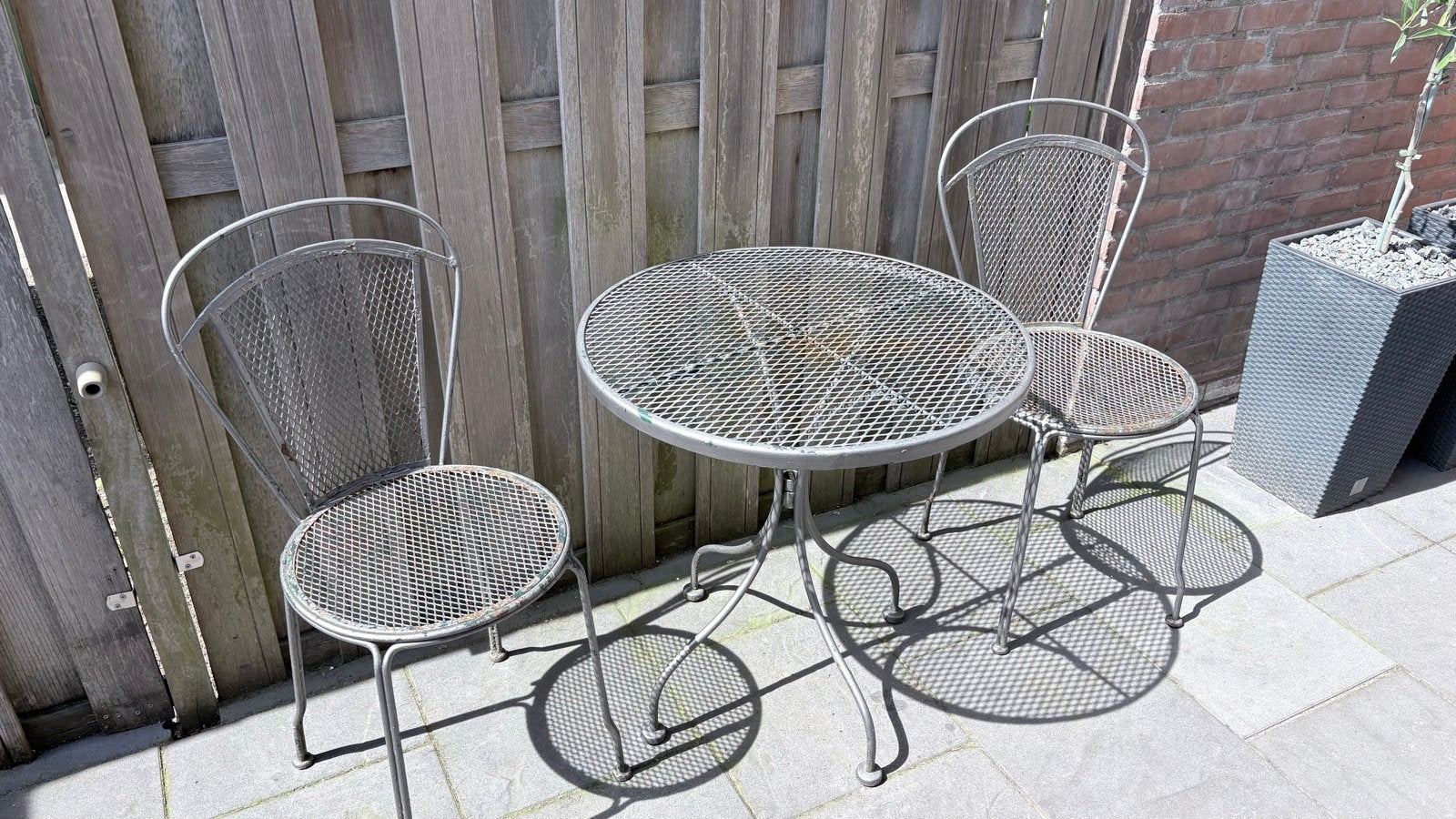 Franse Bistro set 2 stoelen + tafel (1 stoel moet gelast), Tuin en Terras, Overige materialen, Gebruikt, Bijzettafel, Tuinset