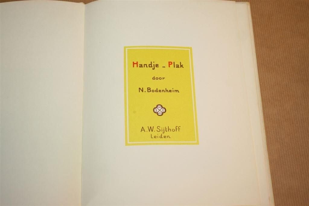 Handje-plak - N. Bodenheim - 1969, Boeken, Ophalen of Verzenden, Gelezen