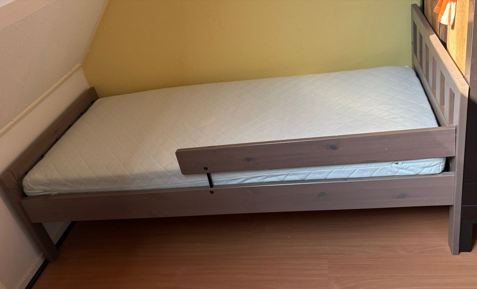 Peuterbed 70x160cm met matras en beschermer, Ophalen, Gebruikt, Bruin, 190 cm of minder