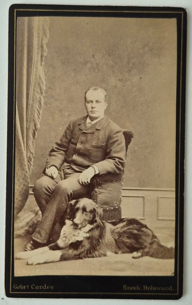 008 cdv man met zijn hond Sneek Bolsward Gebroeders Cordes, Ophalen of Verzenden