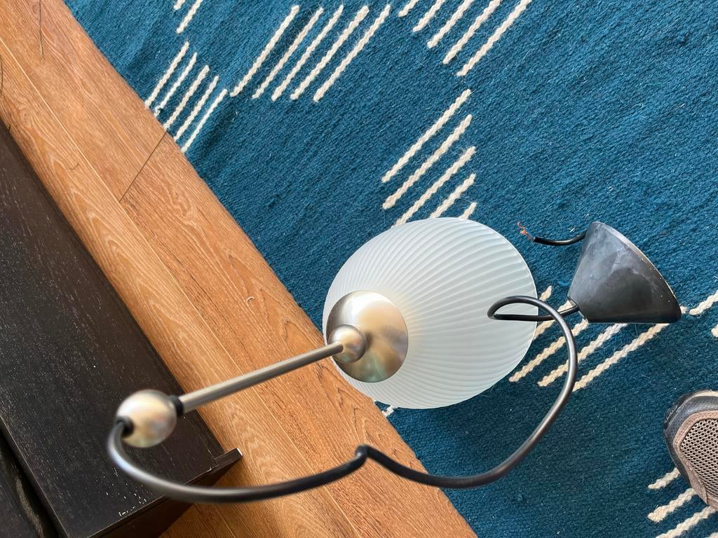 Moderne hanglamp met geribbeld glas en metaal, Huis en Inrichting, Lampen | Hanglampen, Ophalen, Gebruikt, Glas, 75 cm of meer
