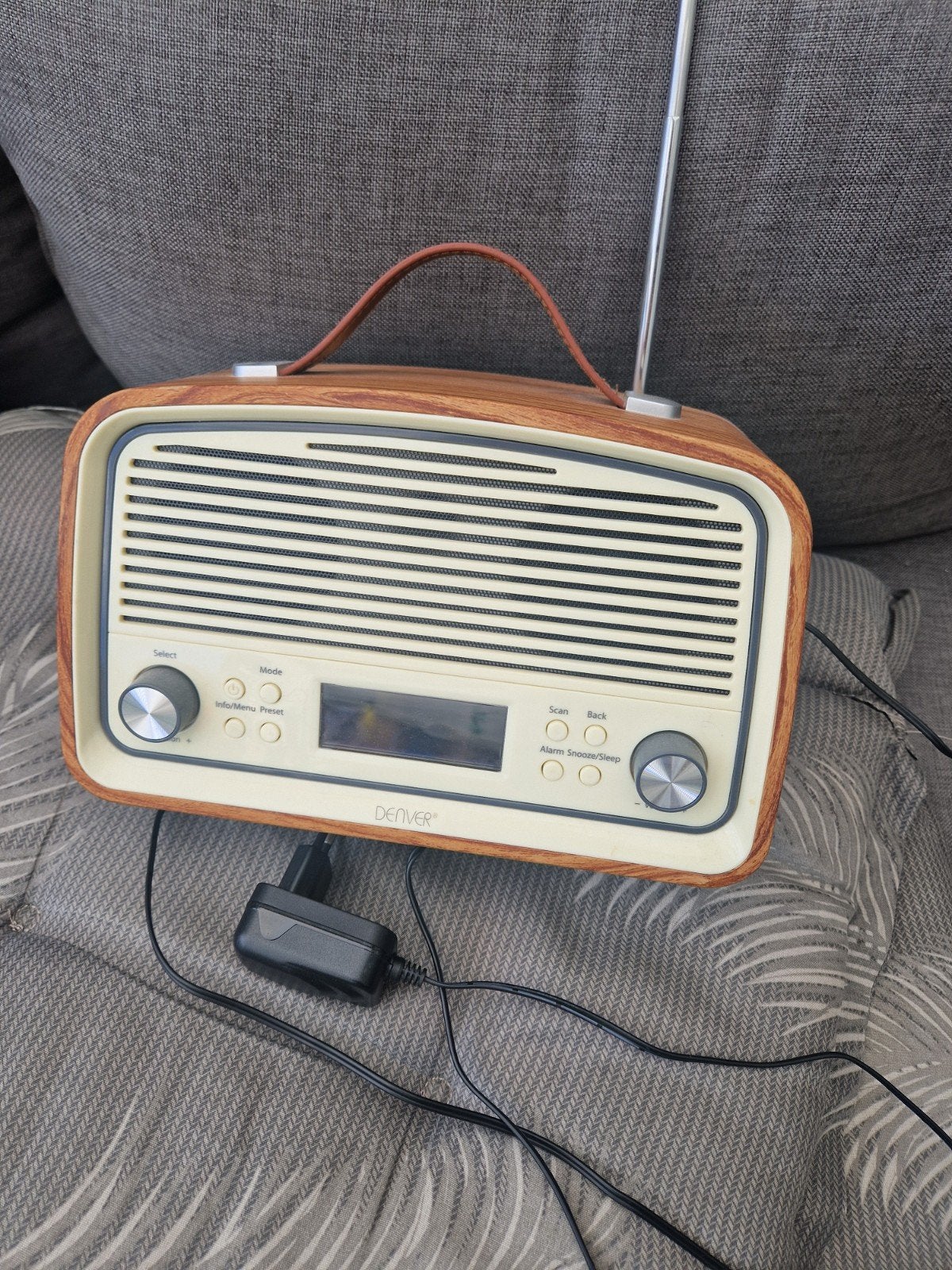 Denver Radio met Retro Look en Digitale Display, Ophalen of Verzenden, Zo goed als nieuw, Radio