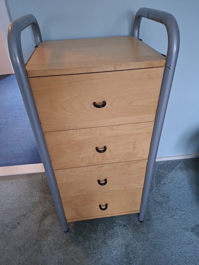 Ikea Niklas Ladekastje en vitrinekastje - Hout en metaal, Huis en Inrichting, Gebruikt, Minder dan 150 cm, Minder dan 100 cm, Met lade(s)