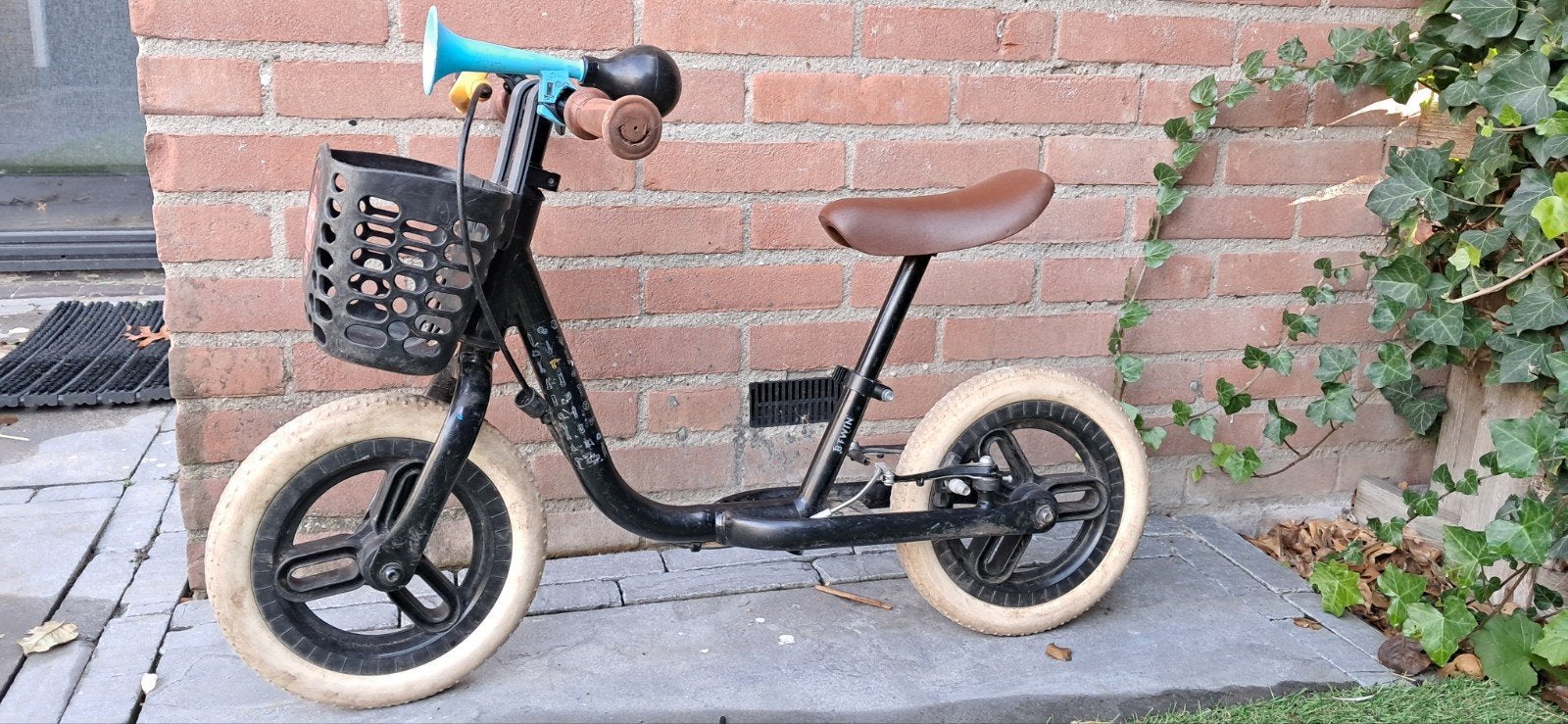 Stoere zwarte loopfiets Decathlon met mandje en toeter, Ophalen, Gebruikt, Loopfiets