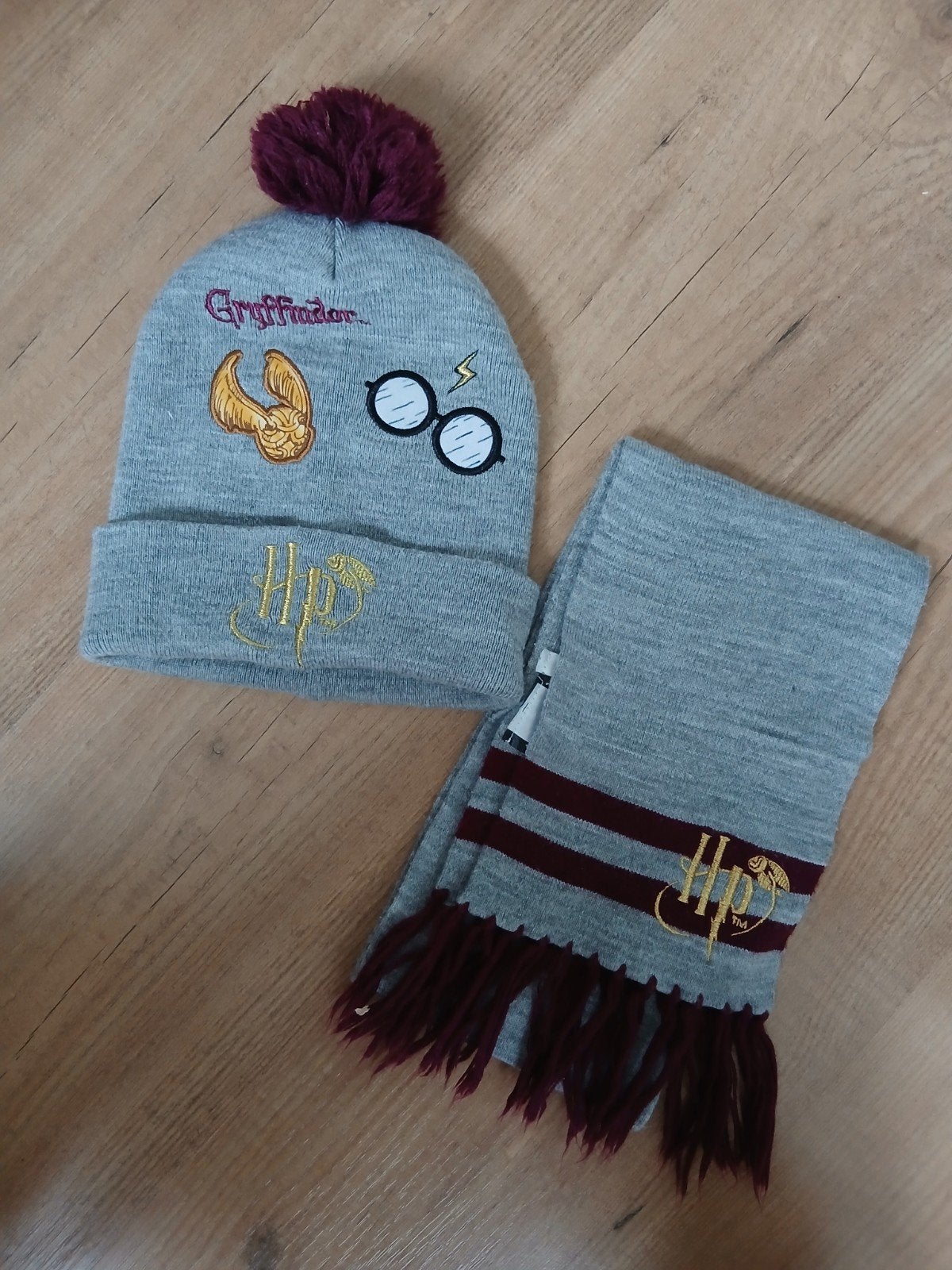 harry potter muts en sjaal h&m grijs bordeauxrood goud, Jongen of Meisje, H&M, Ophalen of Verzenden, Zo goed als nieuw