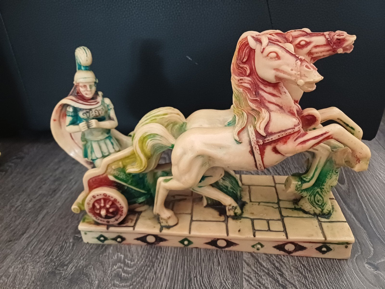 Decoratief beeld Romeinse strijdwagen met paarden, Ophalen of Verzenden, Gebruikt, Mens
