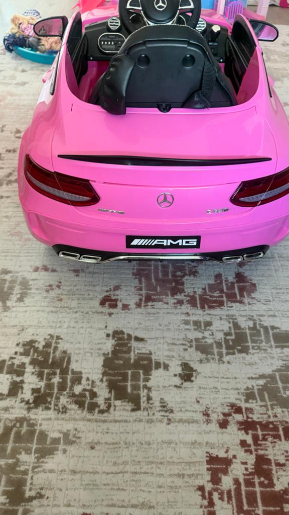Roze kinderauto met afstandsbediening en accu, Ophalen of Verzenden, Zo goed als nieuw