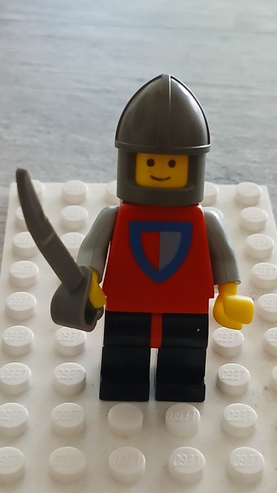 LEGO Ridder met Rood en Grijs met Zwart Benen en Kinb, Ophalen of Verzenden, Gebruikt, Minifiguur, Lego