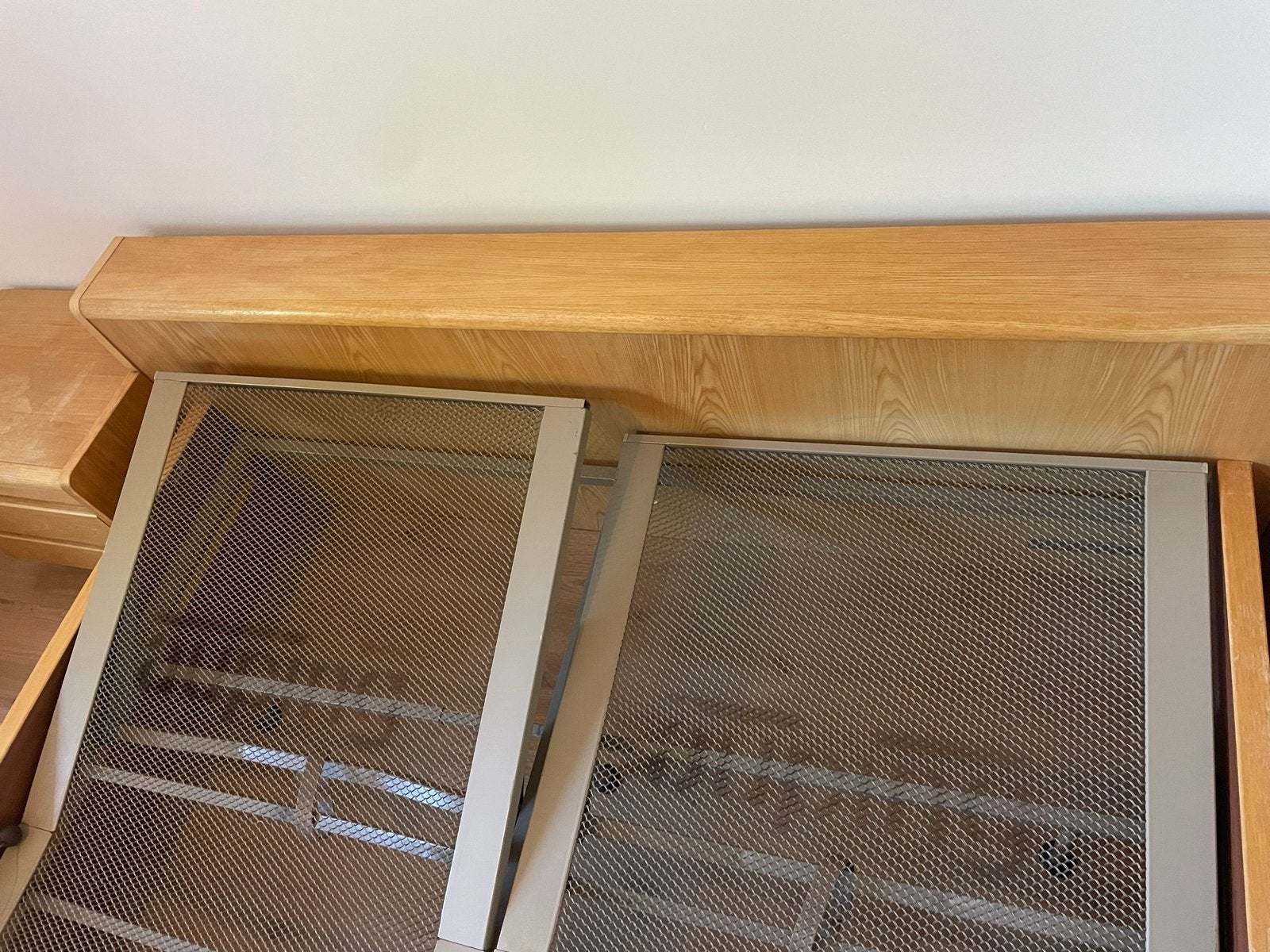 Foto 10 van Houten bed 160x200 met Auping bedbodems en nachtkastjes