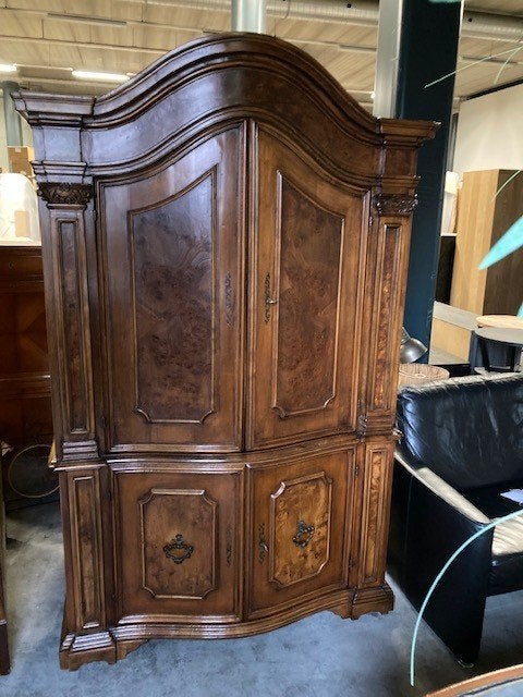 brocante servieskast buffetkast vitrinekast notenhout, Huis en Inrichting, Kasten | Buffetkasten, Met deur(en), 100 tot 150 cm