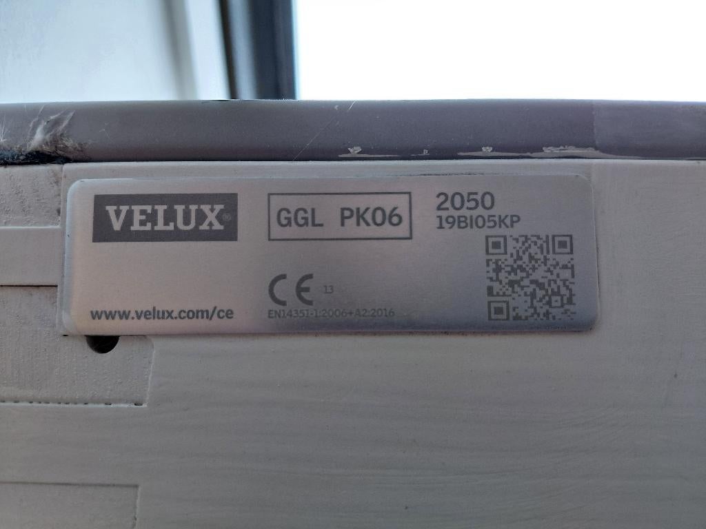 Velux dakraam GGL PK06 2050 Wit met verduisterend rolgordijn, Ophalen, Gebruikt, 80 tot 120 cm, 80 tot 120 cm