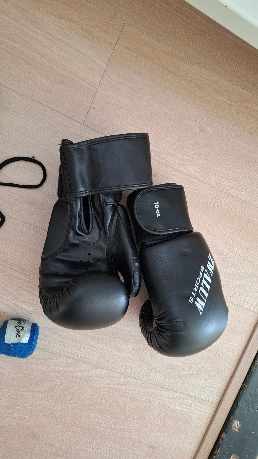 Bokshandschoenen en bandages - ZWALUW SPORTS & Force One, Ophalen of Verzenden, Gebruikt, Bokshandschoenen