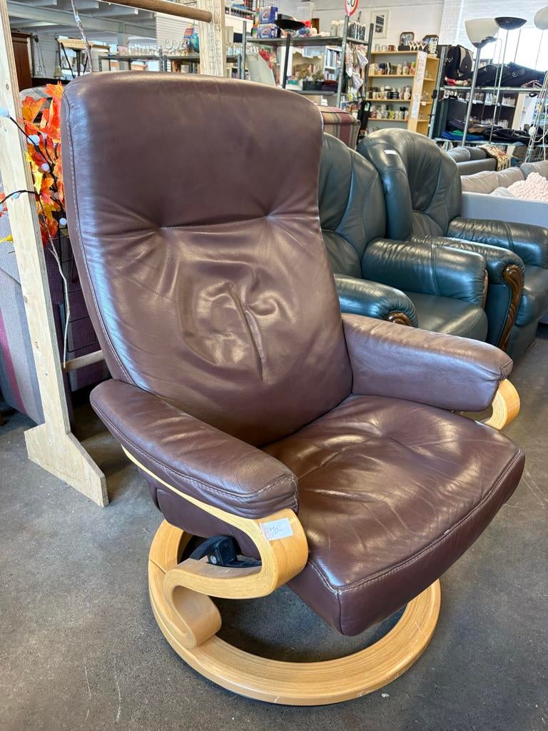 Leren relaxstoel op houten poot, Huis en Inrichting, Fauteuils, Gebruikt, Leer, 75 tot 100 cm, Ophalen