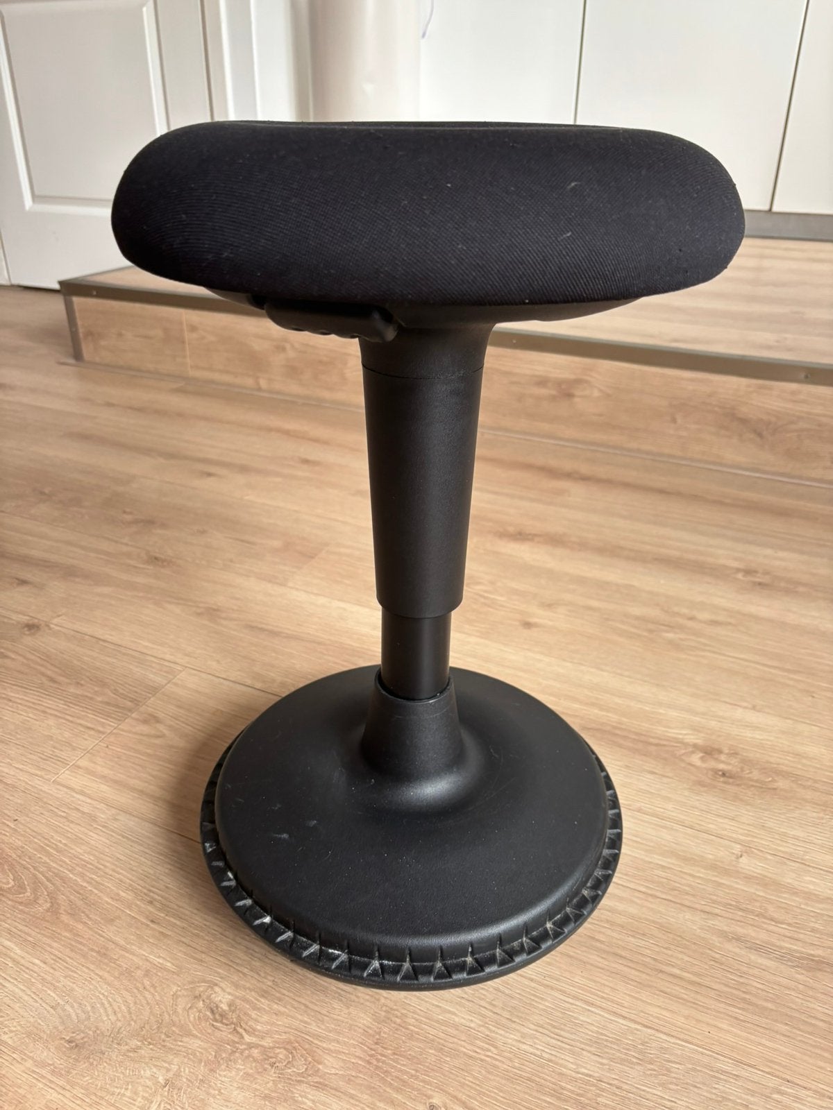 Wobblez Spine Wiebel kruk, Huis en Inrichting, Krukjes, Zo goed als nieuw, Hout, Ophalen