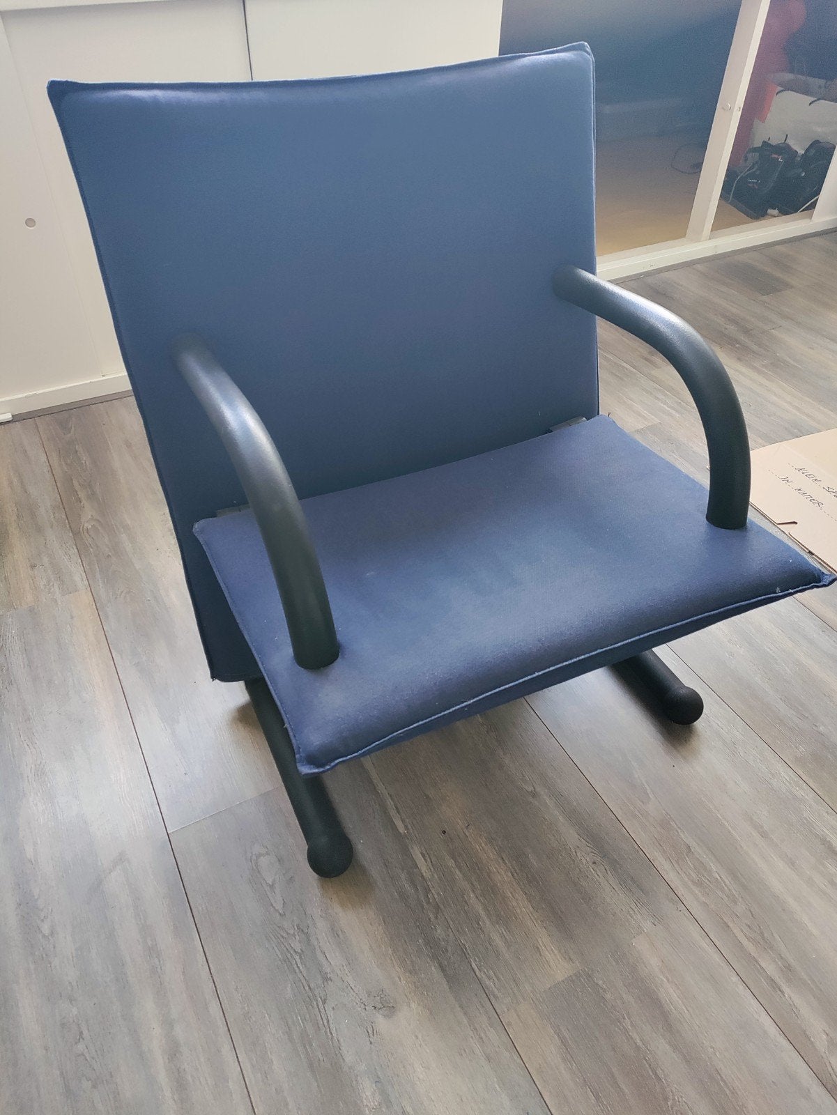 2 stoelen van het  Italiaanse merk Arflex , model T Line, Ophalen, Gebruikt, Twee, Blauw