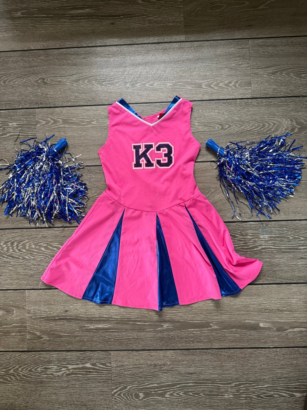 K3 Cheerleader Jurk met Pompons - Maat 134 (6-8 jaar), Ophalen of Verzenden, Gebruikt, Meisje, Jurk of Rok