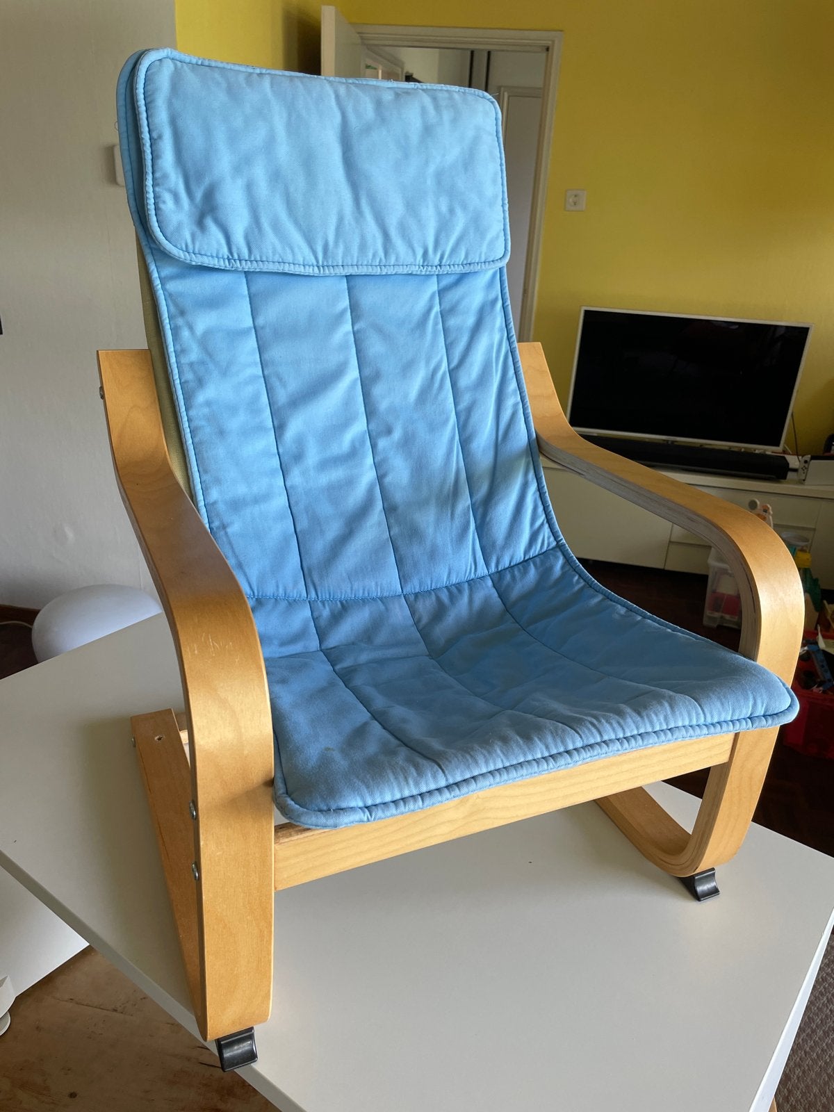 IKEA Poäng kinderstoel met blauwe bekleding, Huis en Inrichting, Stoelen, Ophalen, Gebruikt, Blauw, Eén