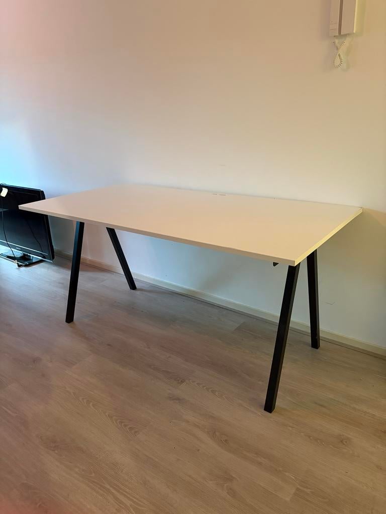 SPOED: wit bureau met zwart metalen onderstel, Huis en Inrichting, Bureaus, Ophalen, Spaanplaat of MDF, Zo goed als nieuw, Overige merken