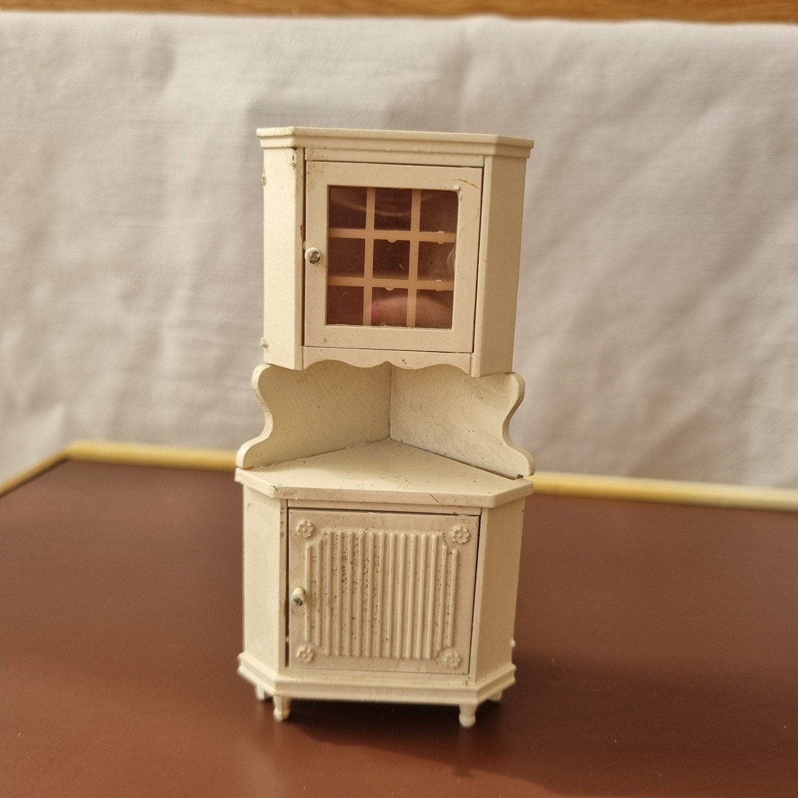 Hoekkast van Lundby Vintage houten miniatuur kast, Verzamelen, Poppenhuizen en Toebehoren, Ophalen of Verzenden, Zo goed als nieuw