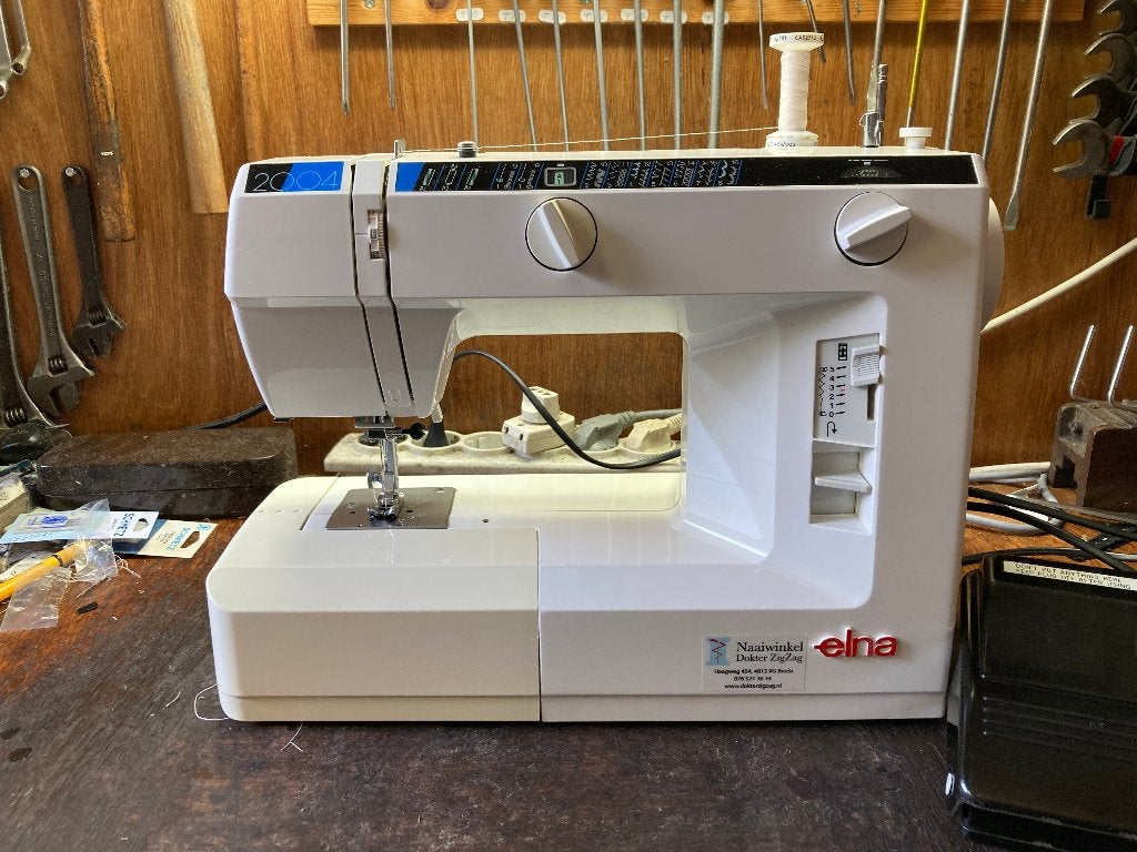 Elna 2004 - ideale startersmachine, Hobby en Vrije tijd, Overige merken, Gebruikt, Zwitserland, Ophalen of Verzenden