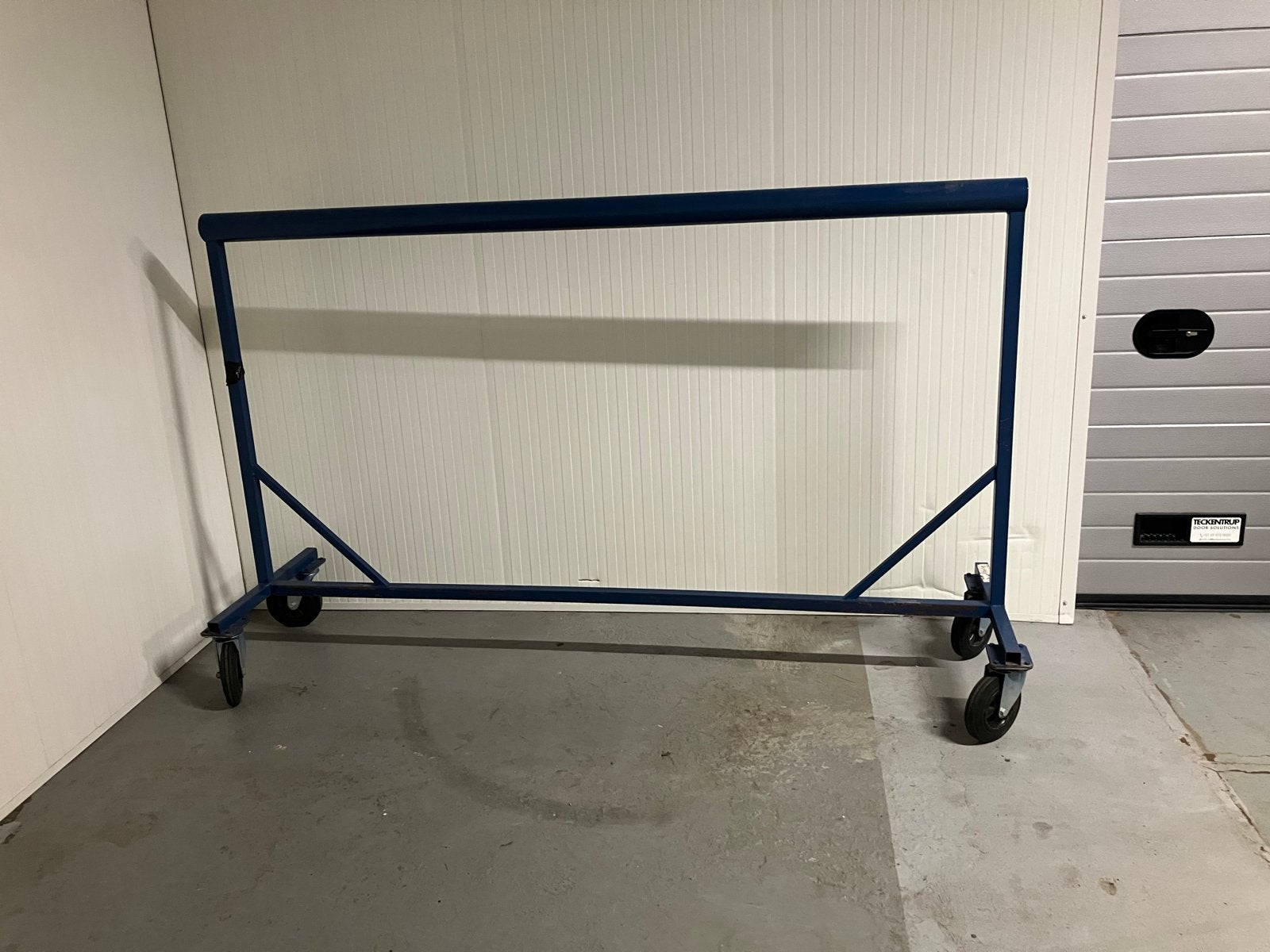Stevige Tapijt of kleden rek op Wielen - 240x150x65 cm, Ophalen, Met wielen, Gebruikt