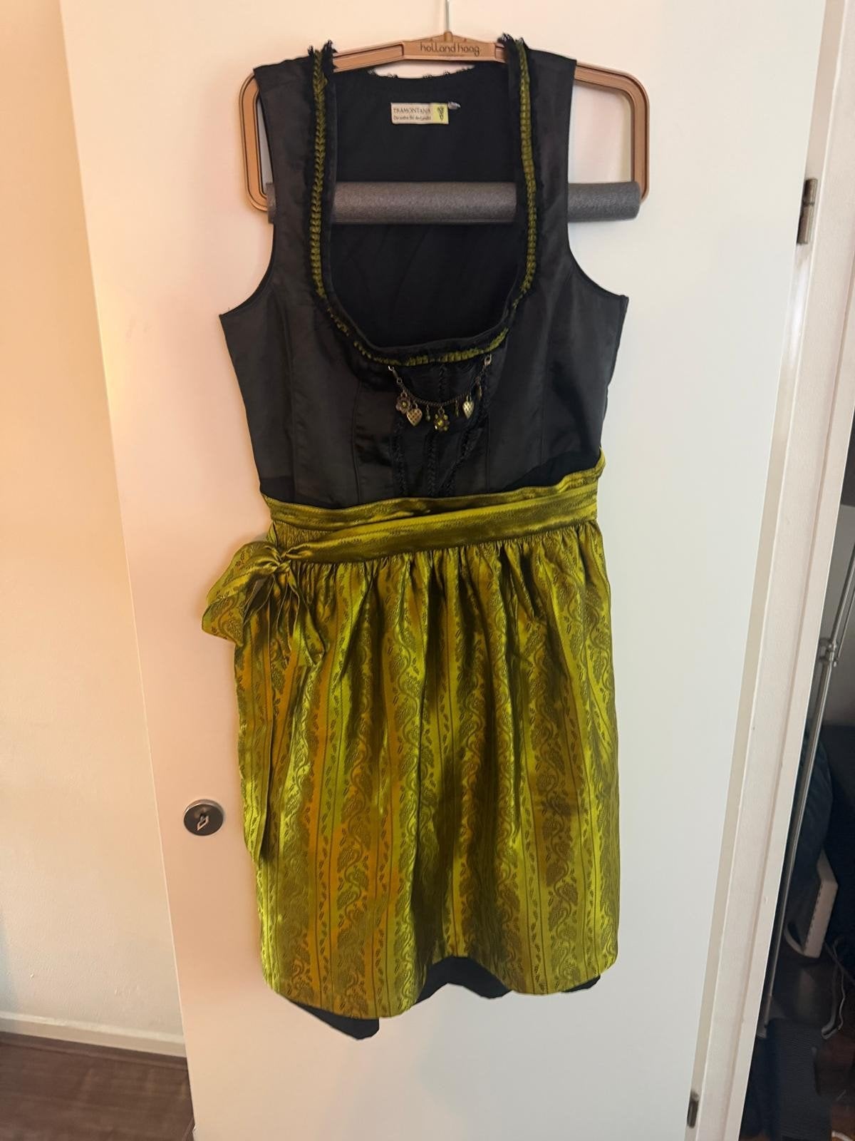 Dirndl maat 48 - Zwart met goudgroene accenten, Ophalen of Verzenden, Zo goed als nieuw, Maat 46/48 (XL) of groter, Overige thema's