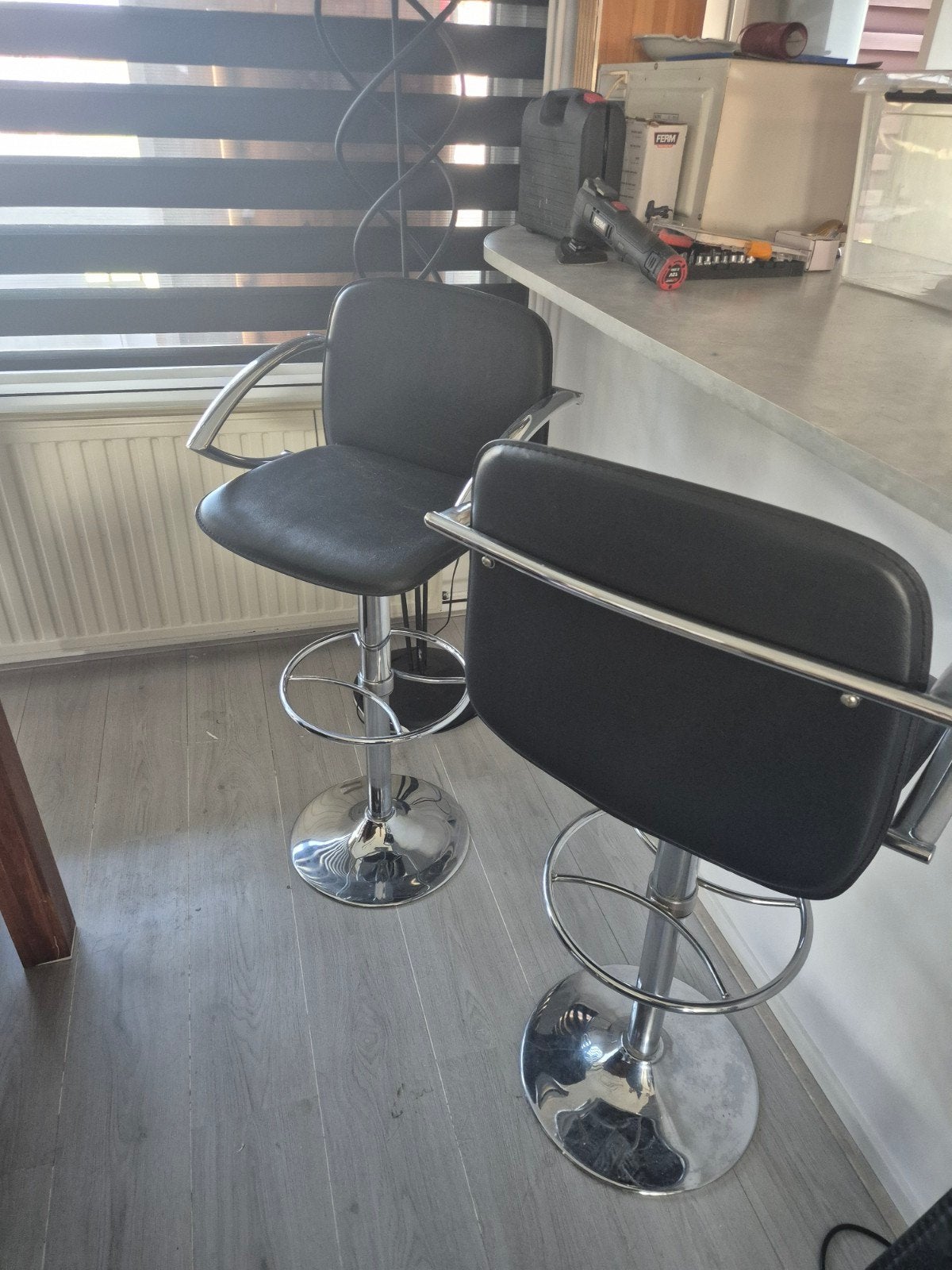 Set van 2 zwarte barkrukken met rugleuning en armleuningen, Huis en Inrichting, Ophalen, 90 cm of meer, In hoogte verstelbaar