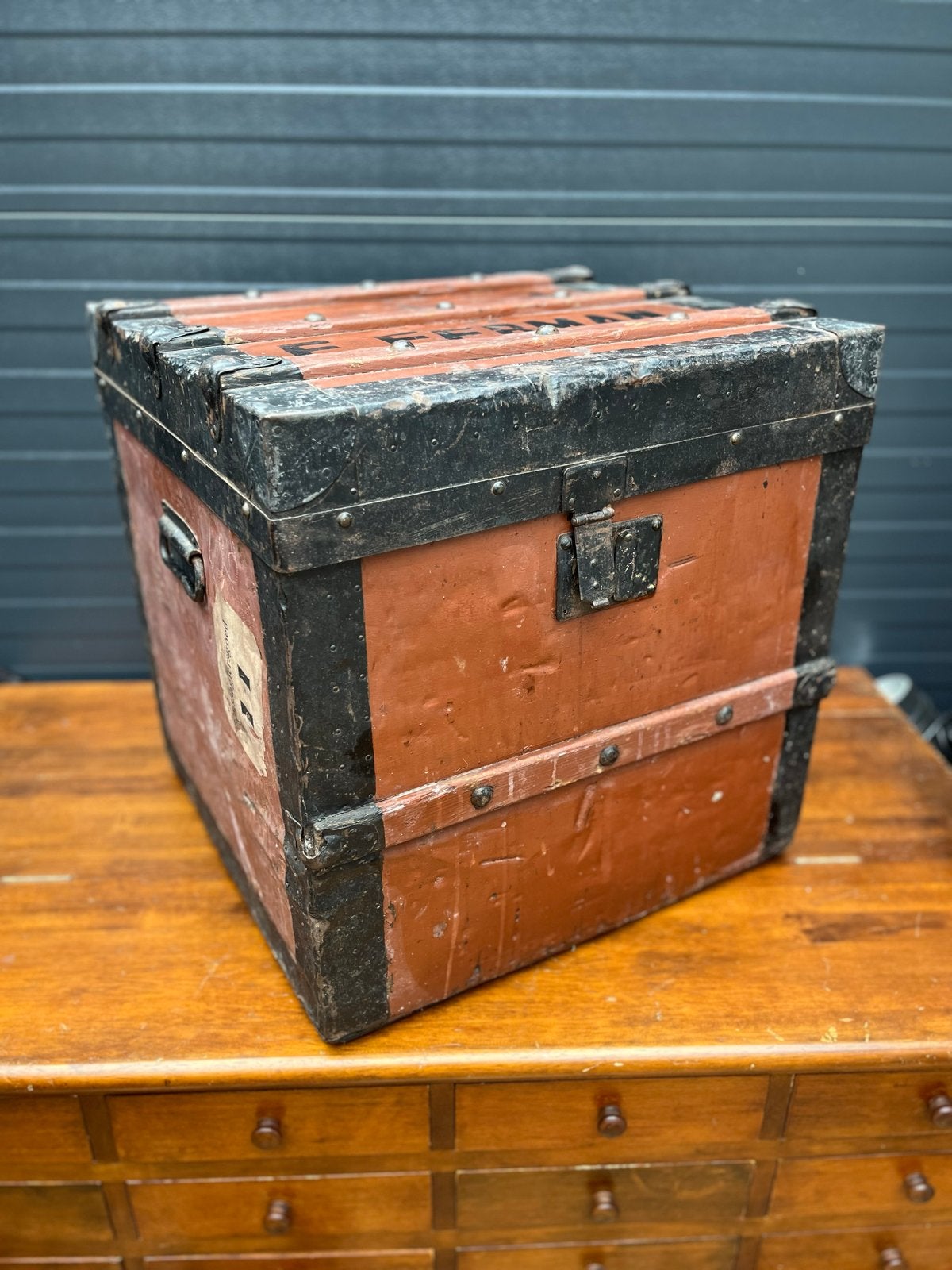 Antieke houten kist met metalen beslag en naam, Ophalen