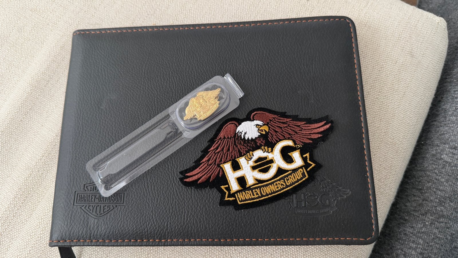 Harley-Davidson leren mapje, speldje en HOG badge, Ophalen of Verzenden, Nieuw, Merk, Speldje of Pin