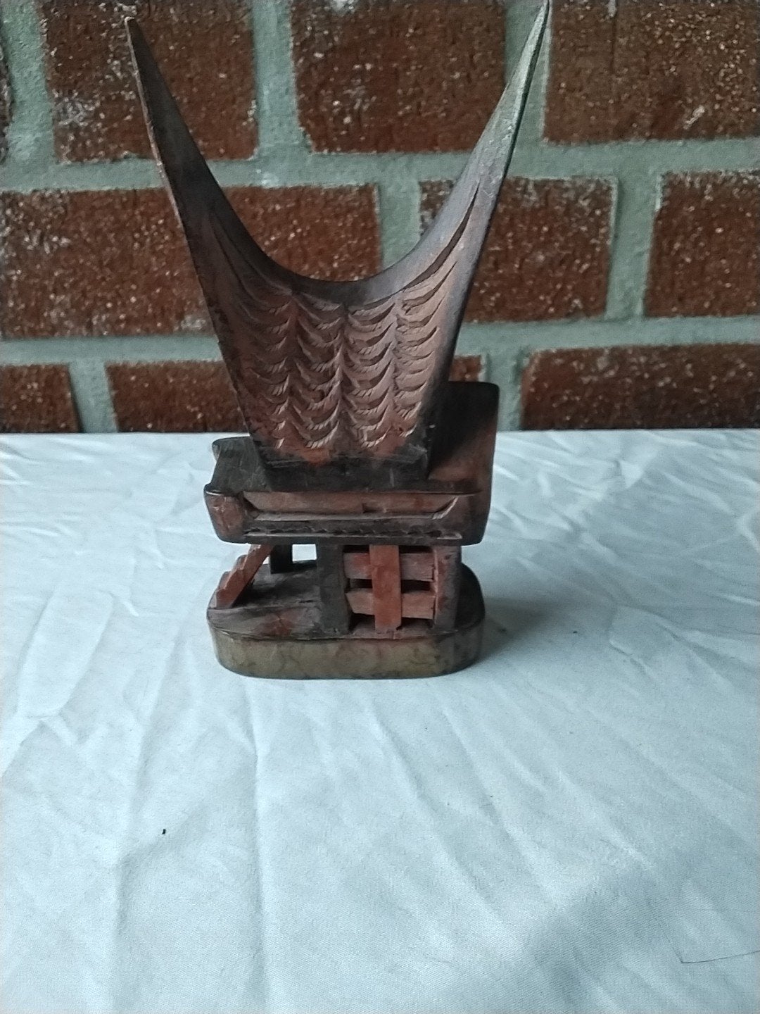 Houten miniatuur huisje/beeldje, 17 cm hoog, Antiek en Kunst, Ophalen of Verzenden