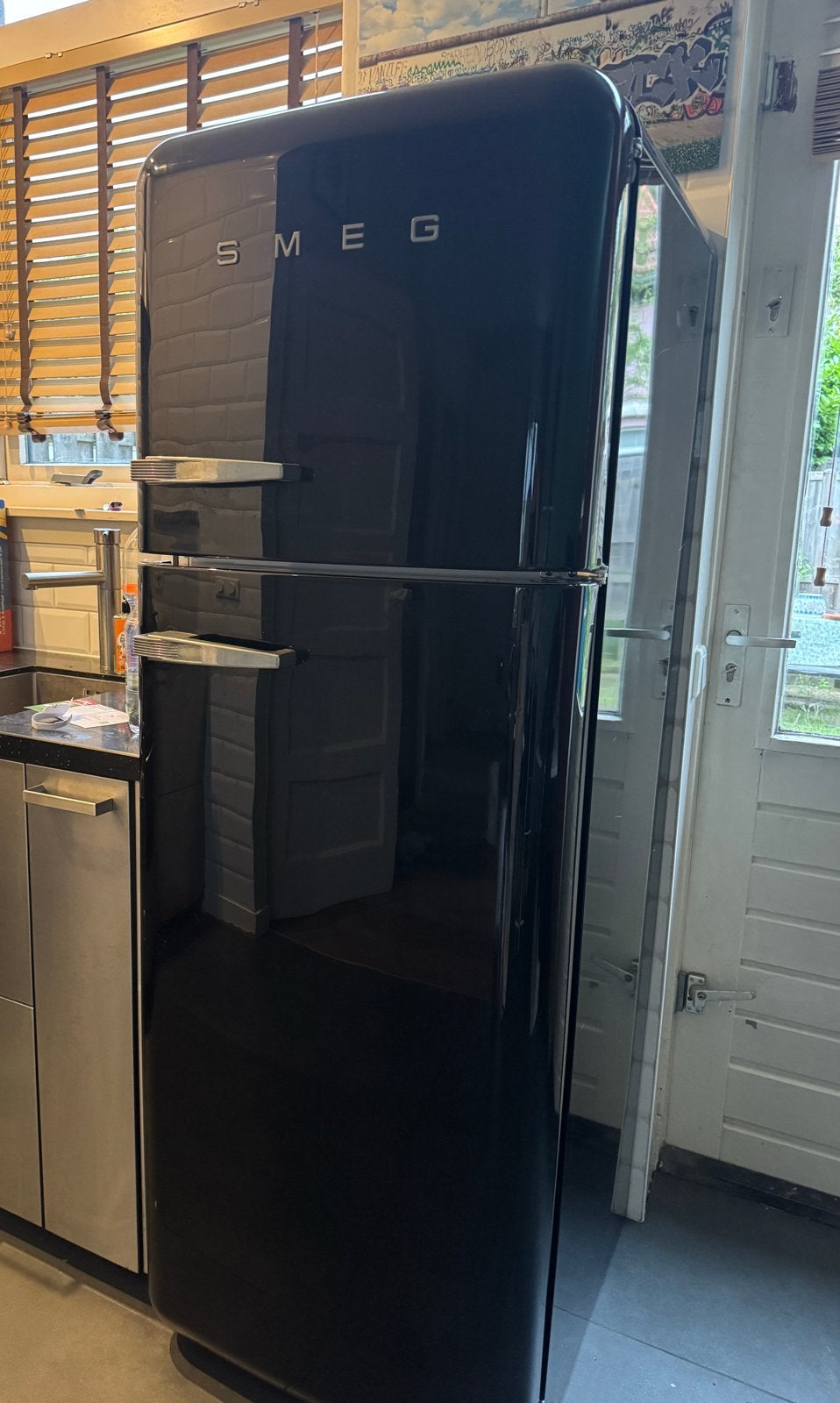 Smeg Koelkast Zwart - Stijlvol en Ruim, Ophalen, 200 liter of meer, 60 cm of meer, Met aparte vriezer