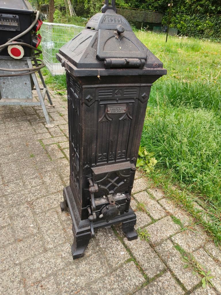 Antieke gietijzeren kachel - Decoratief en functioneel, Ophalen, Gebruikt, Houtkachel, Vrijstaand