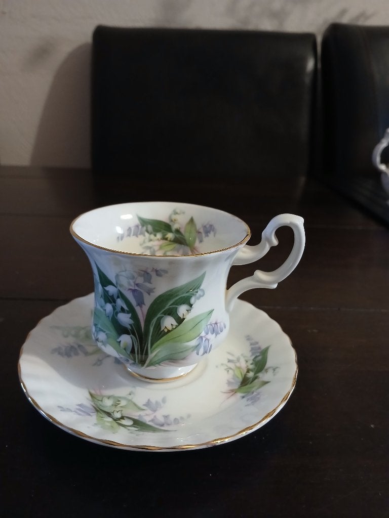 Royal Albert Summertime series dames kop en schot- Lelietjes, Ophalen of Verzenden, Zo goed als nieuw, Porselein, Kop en/of schotel