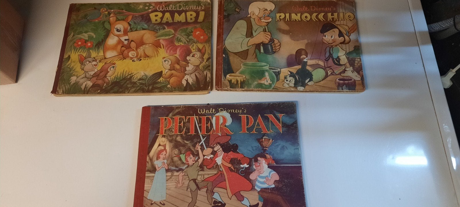 3 plaatjessalbums over sprookjes Bambi, Pinokkio, Peter Pan, Ophalen of Verzenden, Gelezen