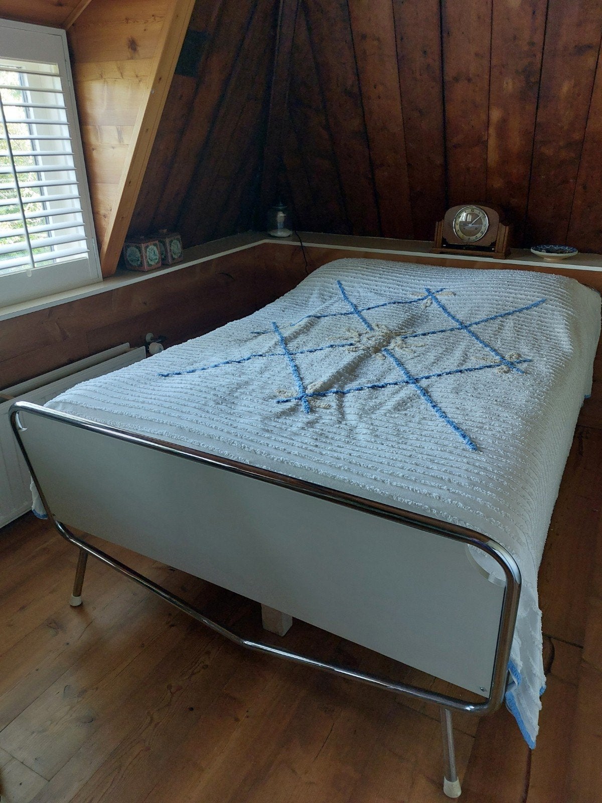 Nostalgisch, retro jaren 50/60 bed met matras, Huis en Inrichting, Ophalen, Gebruikt, Twijfelaar