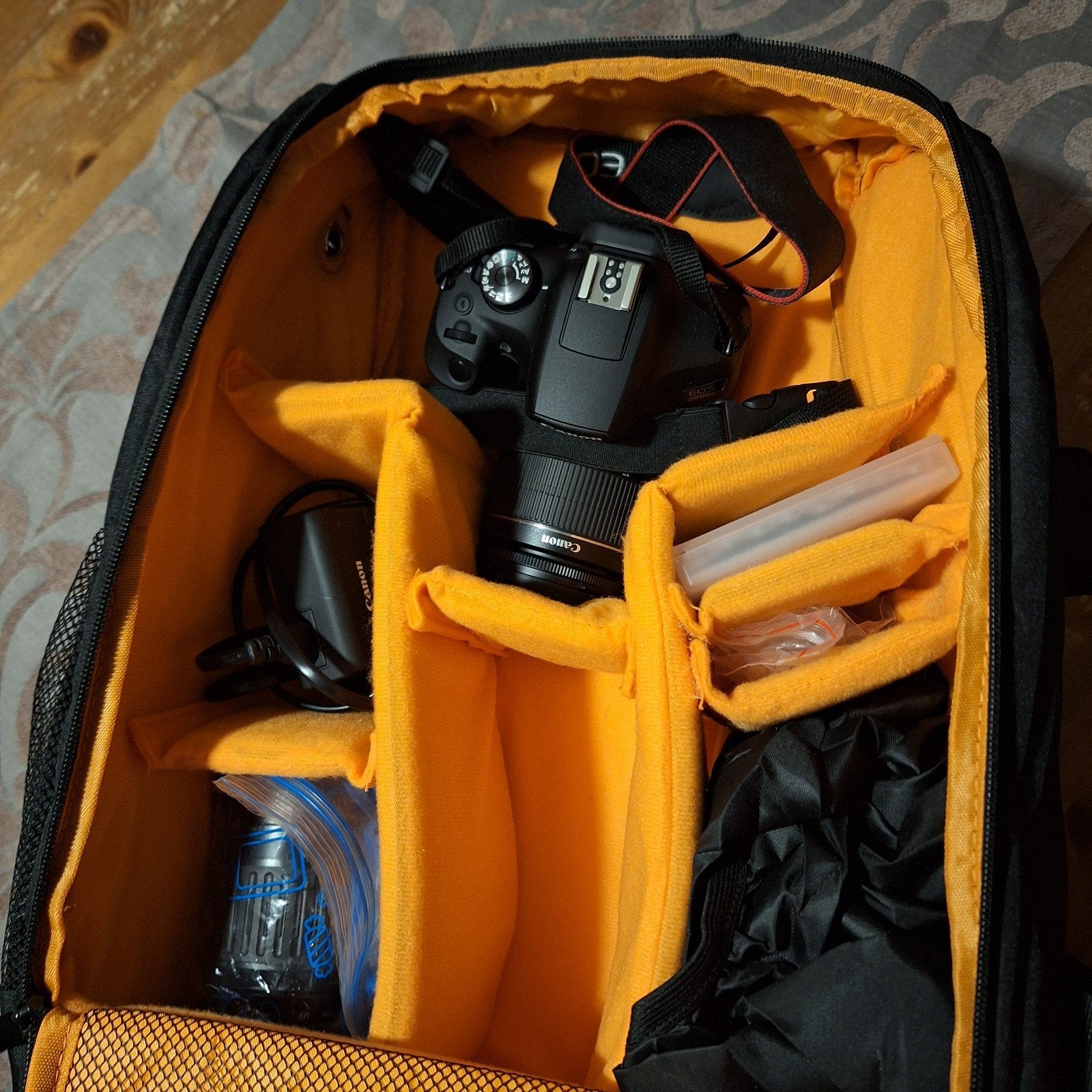 Canon EOS 2000D Spiegelreflexcamera met accessoires, Ophalen, Canon, Zo goed als nieuw, Ingebouwde flitser