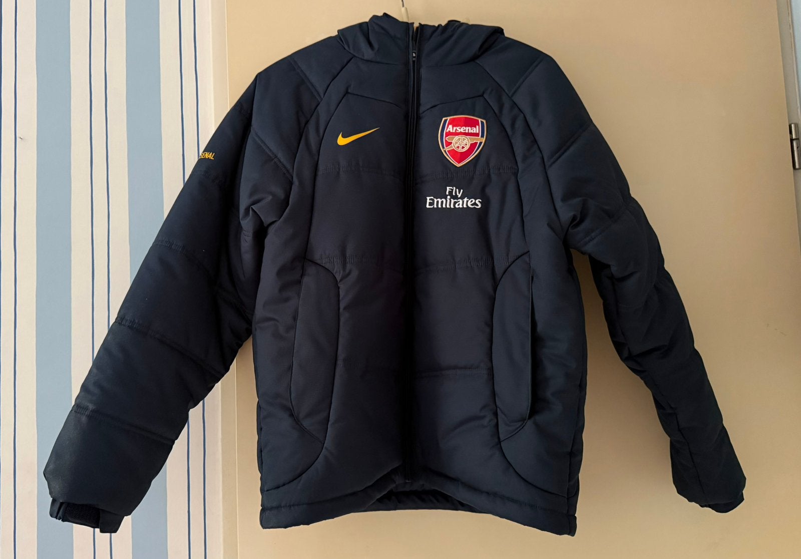 Winterjas  Nike jongens maat S Arsenal, Ophalen, Zo goed als nieuw, Jongen