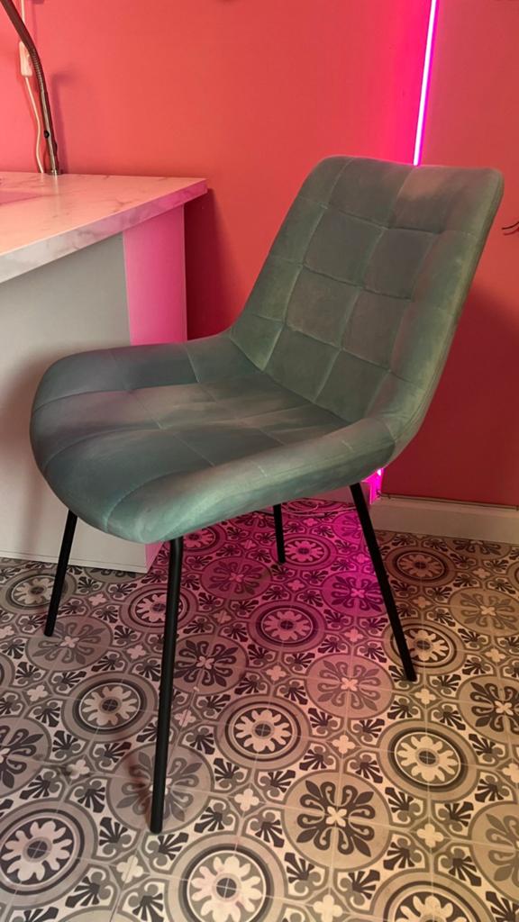 mintgroene velours stoel met zwarte poten, Huis en Inrichting, Stoelen, Ophalen, Overige kleuren, Zo goed als nieuw, Eén