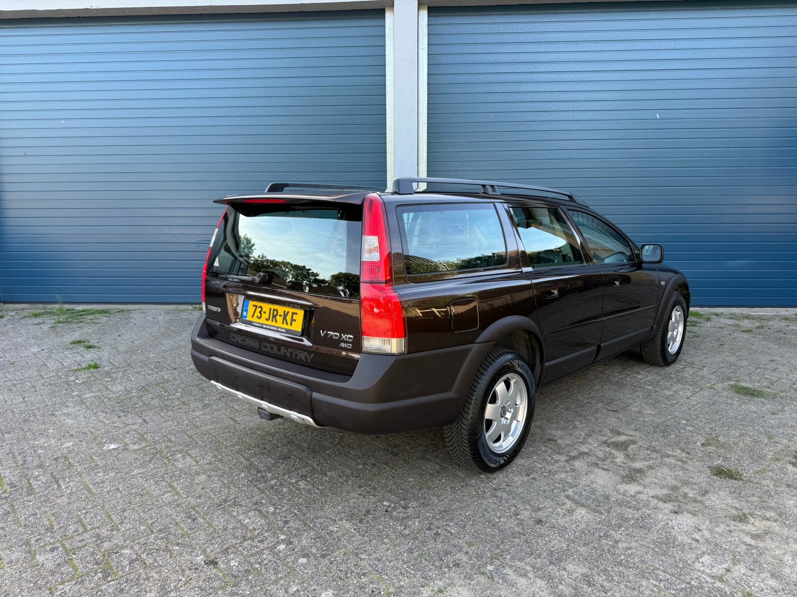 Volvo V70 2.4 T XC Geartronic Comfort 4WD - 1ste eigenaar, Auto's, Dealer onderhouden, 1800 kg, Zwart, Bruin