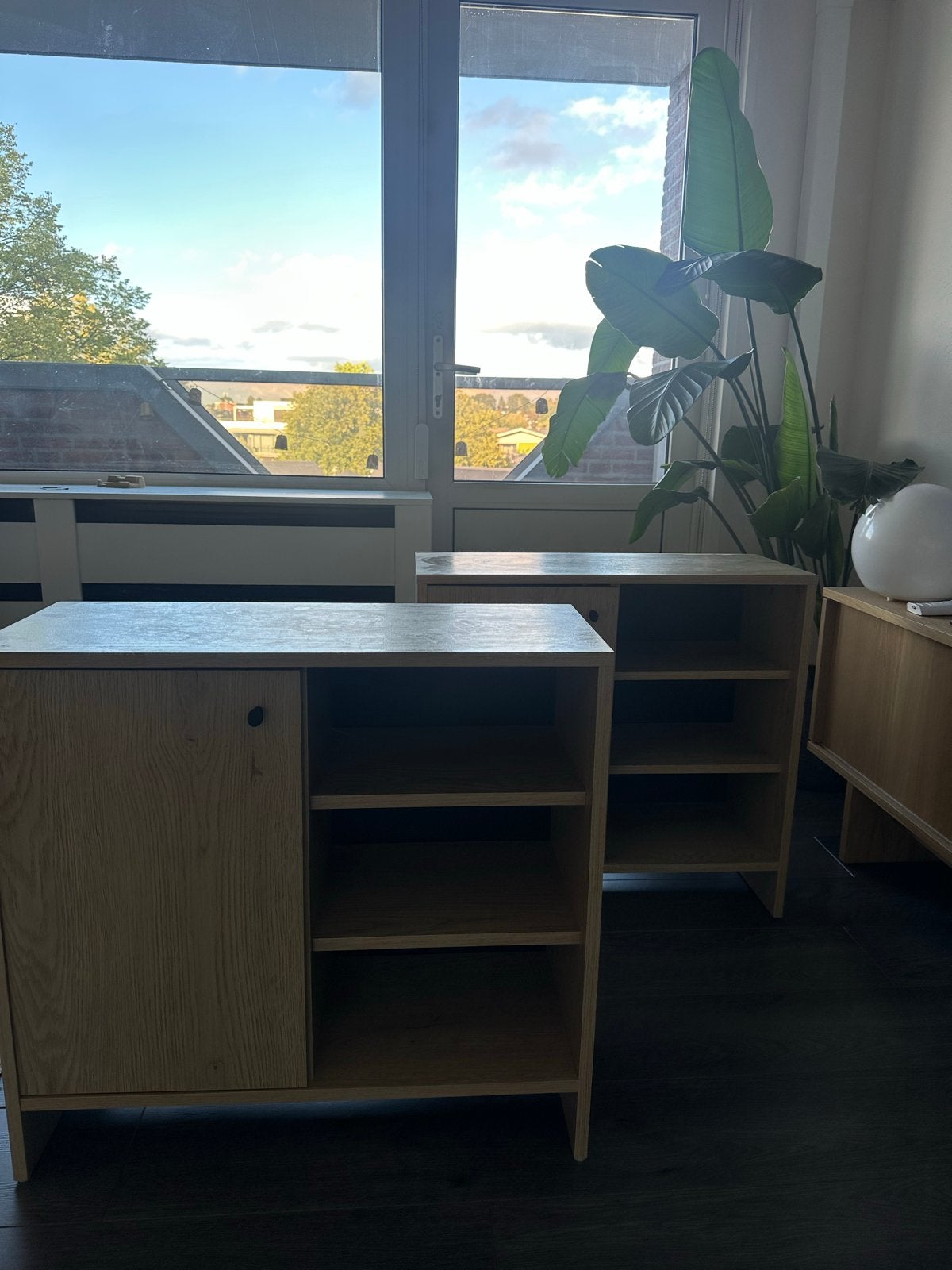 Twee slaapkamer kastjes met planken en deuren, Eikenhout, Zo goed als nieuw, 25 tot 50 cm, Met deur(en)