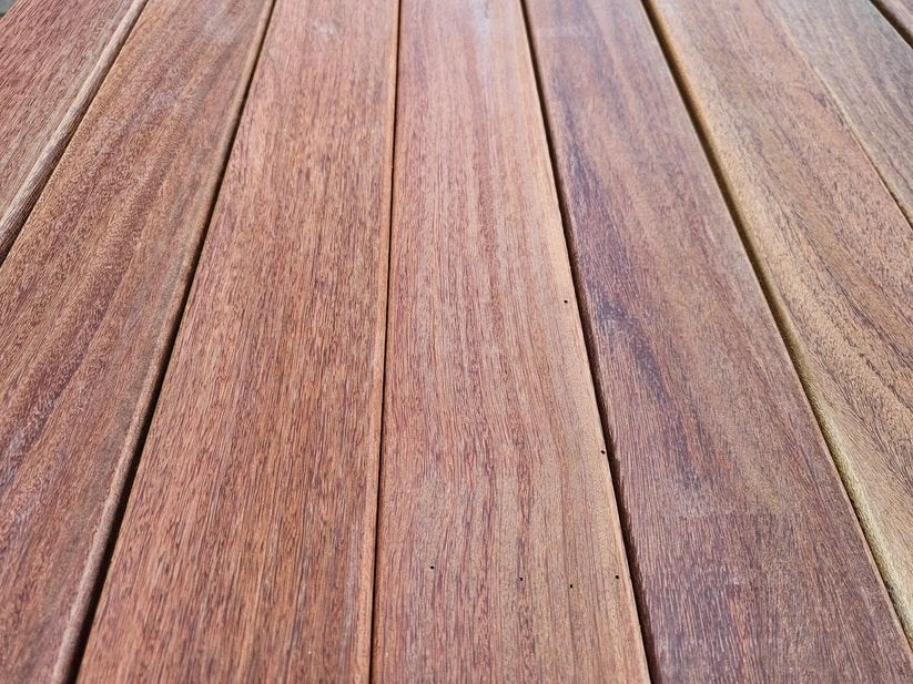 SCHUTTING GEVELBEKLEDING: PARTIJ SMALLE PLANKEN HARDHOUTEN G, Ophalen of Verzenden, Nieuw, 250 cm of meer, Planken