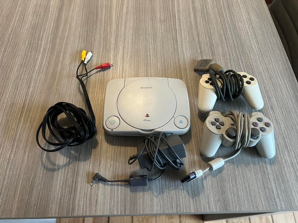 PS One werkend getest met 2 controllers, Spelcomputers en Games, Spelcomputers | Sony PlayStation 1, Gebruikt, Met 2 controllers