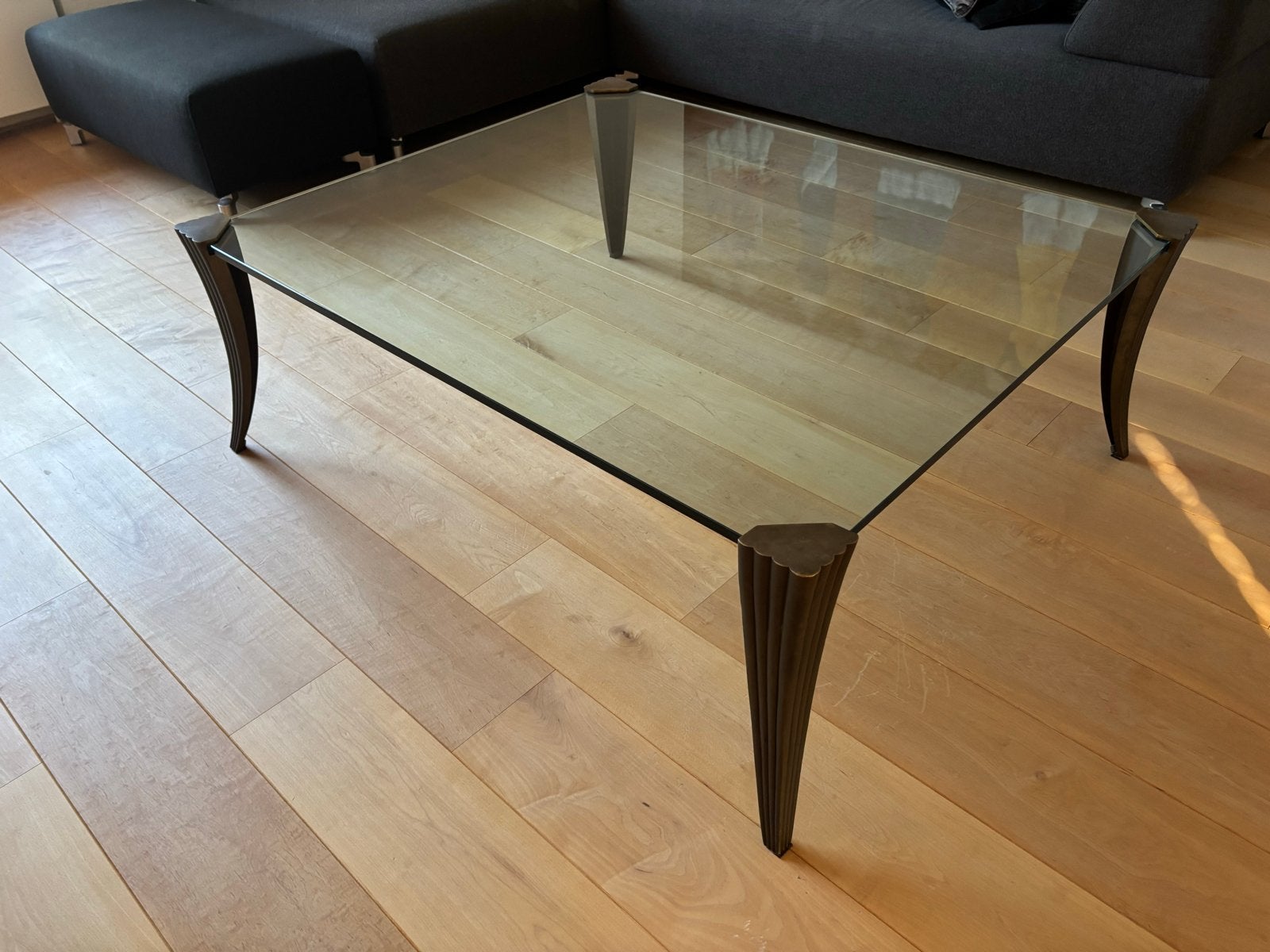 Tijdloze Peter Ghyczy salontafel (T44) met messing poten, Huis en Inrichting, Ophalen, Gebruikt, 100 tot 150 cm, Glas